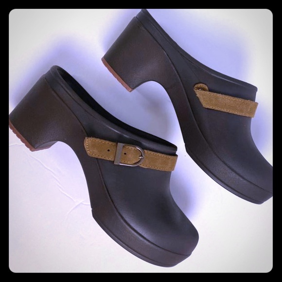 CROCS Shoes - Women’s Crocs Size 7 Brown